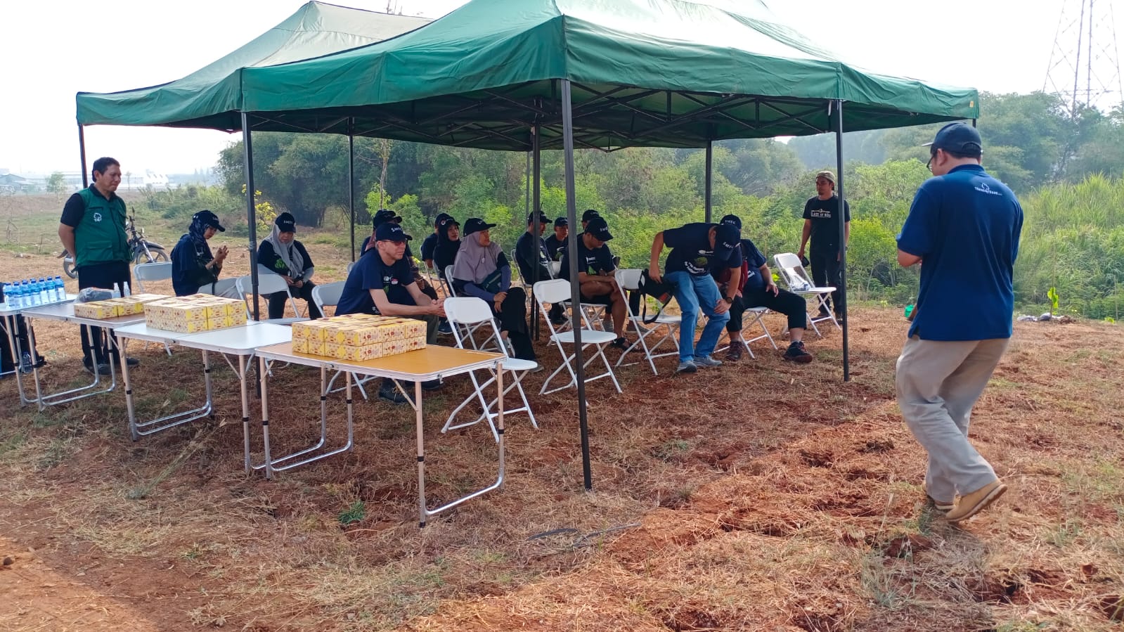 Penanaman pohon disekitar bantaran kali cipamingkis